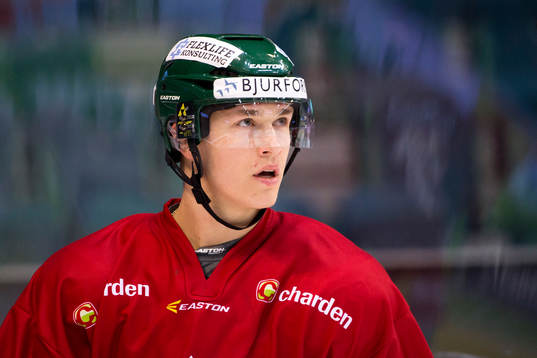 Frölundas Tom Nilsson värmer upp innan ishockeymatchen i