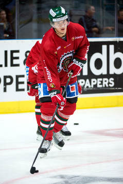 Frölundas Tom Nilsson värmer upp innan ishockeymatchen i