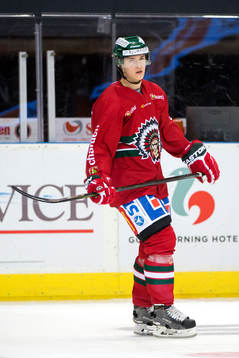 Frölundas Tom Nilsson värmer upp innan ishockeymatchen i