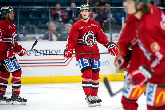 Frölundas Tom Nilsson värmer upp innan ishockeymatchen i