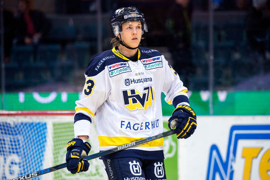 s Niklas Hansson värmer upp innan ishockeymatchen i SHL