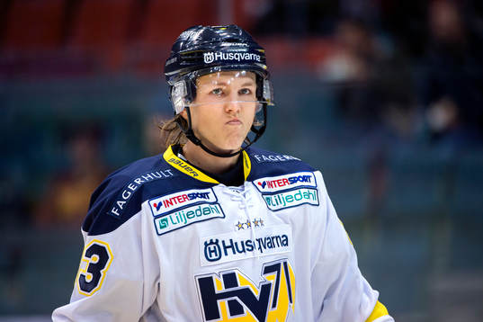 s Niklas Hansson värmer upp innan ishockeymatchen i SHL
