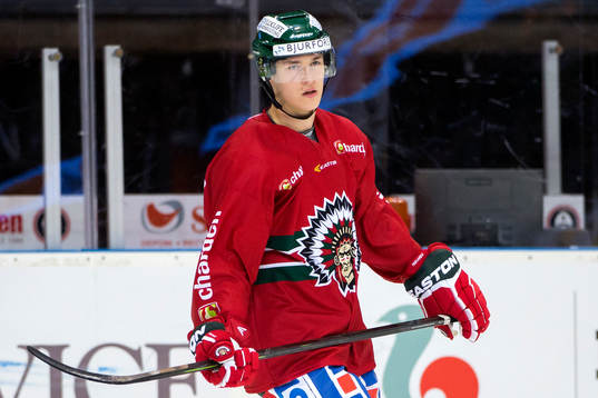 Frölundas Tom Nilsson värmer upp innan ishockeymatchen i
