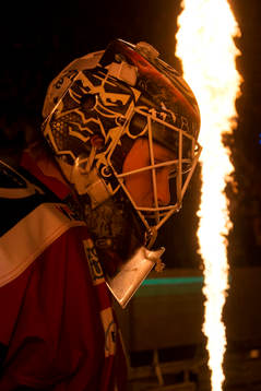 Frölundas målvakt Lars Johansson går in på isen innan