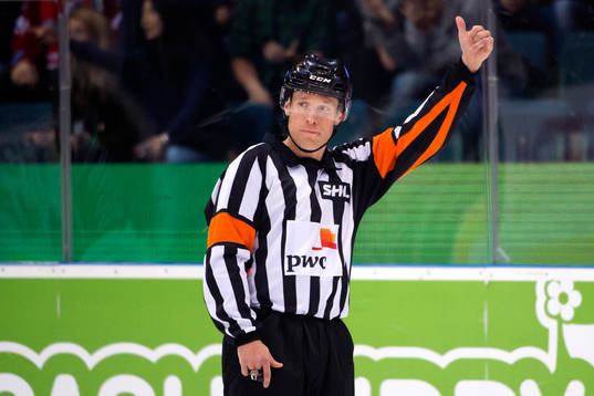 Domare Tobias Björk tecknar för videobedömning