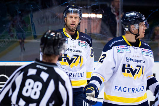 s Jere Karalahti kollar mot domaren
