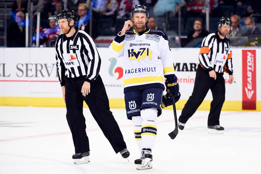 s Jere Karalahti fick matchstraff för en cross-checking