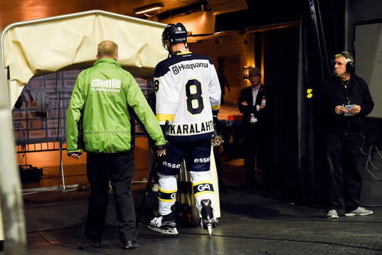 s Jere Karalahti fick matchstraff för en cross-checking