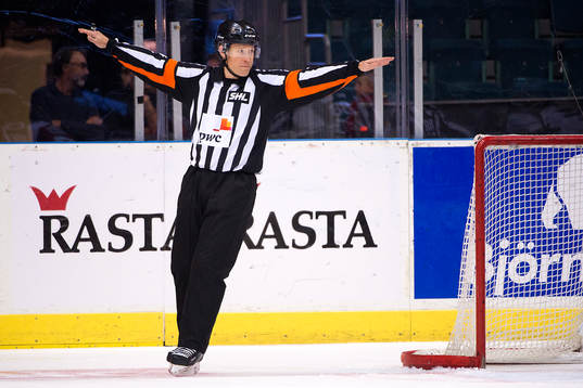 Domare Tobias Björk dömer bort ett mål för HV71
