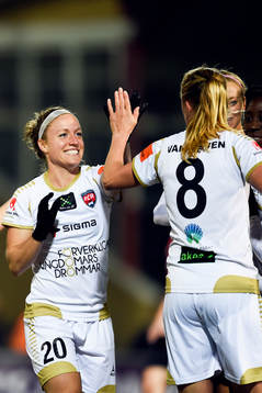 Rosengårds Josee Belanger gratulerar 2-0 målskytten Kirsten Van De Ven