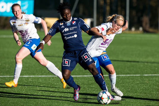 Kvarnsvedens Tabitha Chawinga i kamp om bollen med Sunnanå