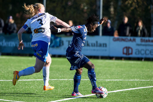 Kvarnsvedens Tabitha Chawinga  jagas av Sunnanå Frida
