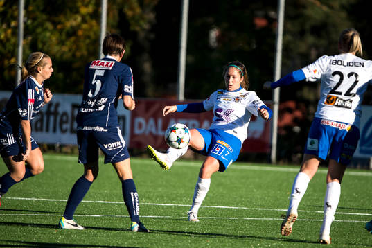 Sunnan√Ç Michelle WÀÜrner  med bollen Kvarnsvedens