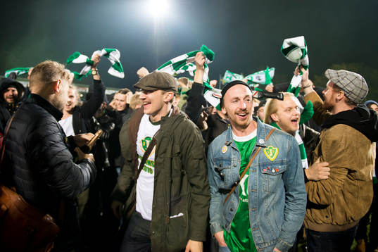 Jönköpings supportrar firar att laget är i Allsvenskan