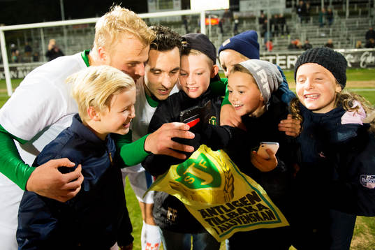 Jönköpings Ronny Sabo och Sebastian Holmkvist tar selfi