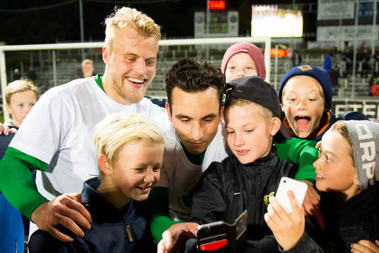 Jönköpings Ronny Sabo och Sebastian Holmkvist tar selfi