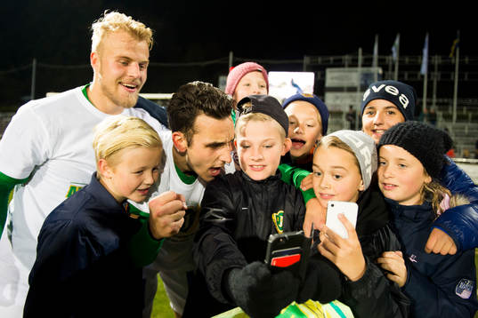 Jönköpings Ronny Sabo och Sebastian Holmkvist tar selfi