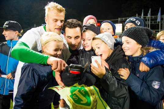 Jönköpings Ronny Sabo och Sebastian Holmkvist tar selfi