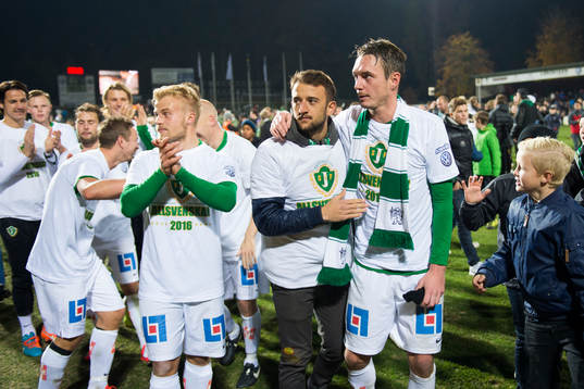 Jönköpings Sebastian Holmkvist, Robert Gojani och Daryl Smylie jublar
