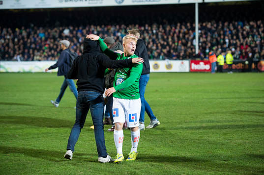 Jönköpings Sebastian Holmkvist klappas om av en supporter