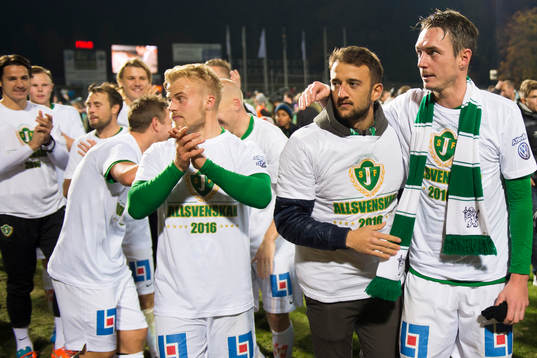 Jönköpings Sebastian Holmkvist, Robert Gojani och Daryl Smylie firar