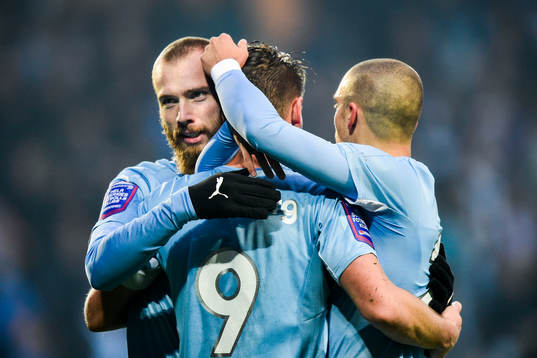 Malmös Markus Rosenberg kramas om av Jo Inge Berget och Vladimir Rodic efter sitt 1-0 mål