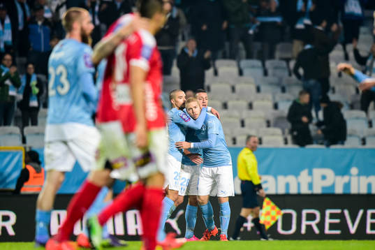 Malmös Vladimir Rodic, Nikola Djurdjic och Anton Tinnerholm jublar efter att Jo Inge Berget (förgrunden) har gjort 2-0 målet