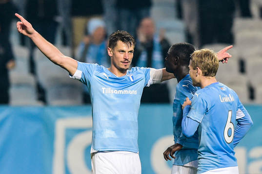 Malmös Markus Rosenberg jublar ihop med Enoch Kofi Adu och Oscar Lewicki efter 3-0 målet