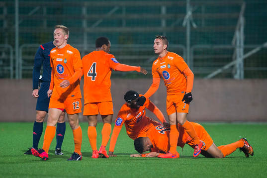 Athletics Gustav Jarl, Olukorede Aiyegbusi, Chidi Omeje och Rinor Nushi jublar tillsammans med Omar Eddahri som gjort 3-1