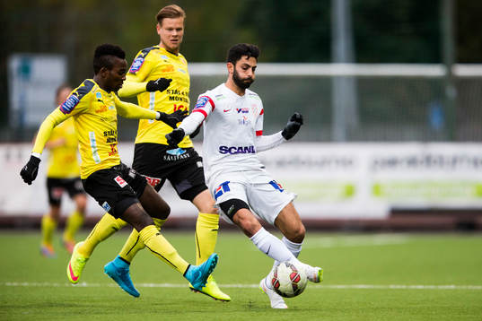 Mjällbys Lumala Abdu och Assyriskas Isa Demir