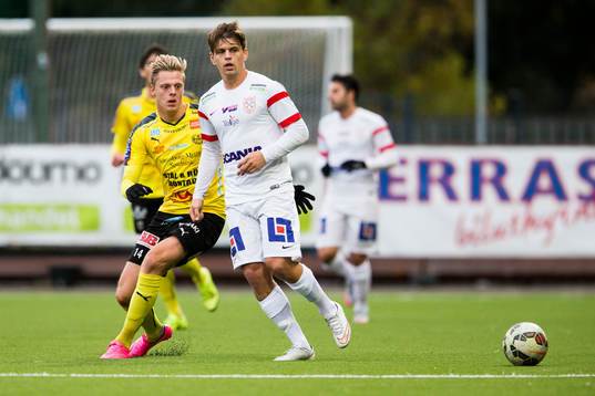 Mjällbys Mattias Håkansson och Assyriskas Fredrik Holster