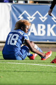 Eskilstuna Uniteds Gaelle Enganamouit på rumpan