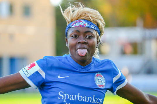 Eskilstuna Uniteds Gaelle Enganamouit räcker ut tungan