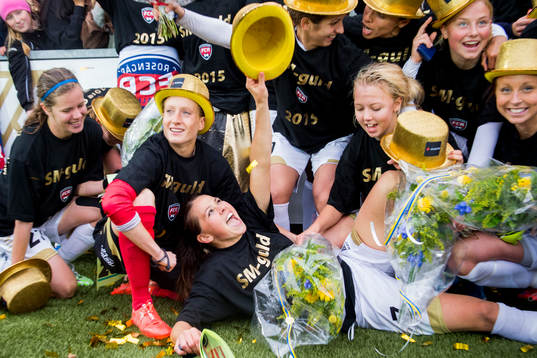 Rosengråd Sara Björk Gunnarsdottir jublar med