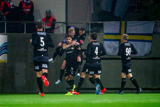 Örebros Karl Holmberg jublar tillsammans med sina lagkamrater efter att ha gjort 1-0 för Örebro