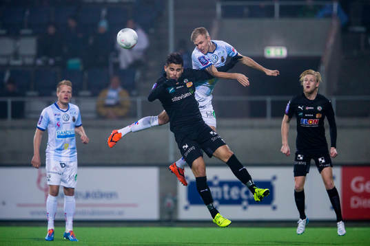 Örebros Astrit Ajdarevic i en nickduell med Gefles Robin Nilsson