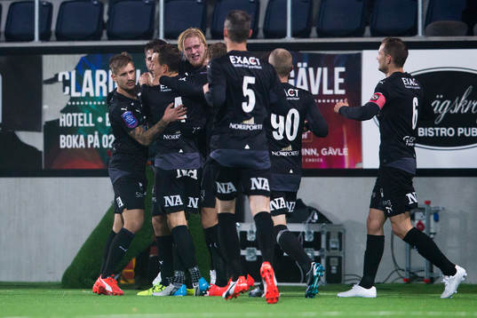 Örebros Karl Holmberg (m) gör 2-1 och jublar tillsammans med sina lagkamrater
