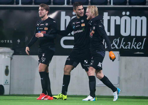 Örebros Martin Broberg, Astrit Ajdarevic och Karl Holmberg jublar efter 2-1