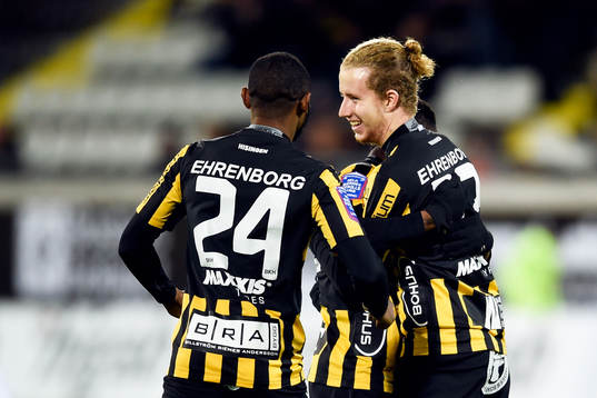 Häckens Samuel Gustafson jublar efter 1-0