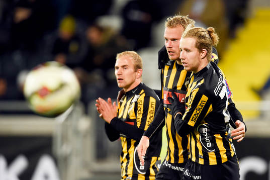 Häckens Michiel Hemmen och Samuel Gustafson firar efter 2-1 av Hemmen