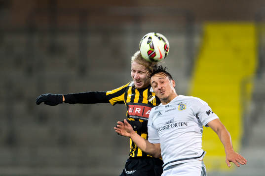 Häckens Samuel Gustafson i nickduell med Sundsvalls Adam