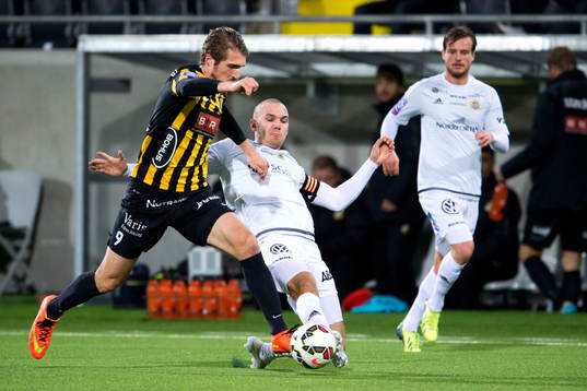 Häckens Dardan Rexhepi i närkamp Sundsvalls Marcus Danielson