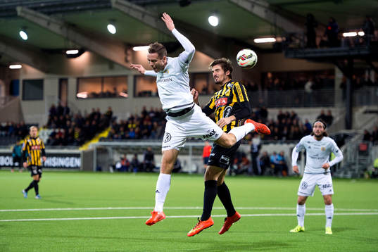 Sundsvalls Jon Gudni Fjoluson i nickduell med Häckens