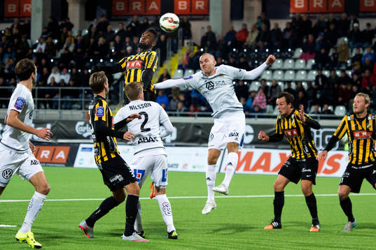 Häckens Tefu Mashamaite nickar en boll