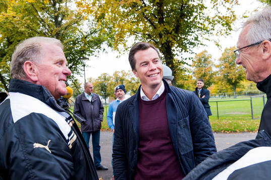 Malmö FFs fd manager Bob Houghton, sportchef Daniel Andersson och fd tränaren och spelaren Roland Andersson pratar den 19 oktober 2015 i Malmö. 