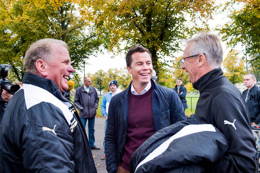 Malmö FFs fd manager Bob Houghton, sportchef Daniel Andersson och fd tränaren och spelaren Roland Andersson pratar den 19 oktober 2015 i Malmö. 