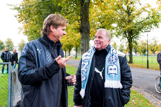Malmö FFs fd spelare Jonas Wirmola i samtal med fd manager Bob Houghton