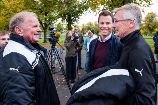 Malmö FFs fd manager Bob Houghton, sportchef Daniel Andersson och fd tränaren och spelaren Roland Andersson pratar den 19 oktober 2015 i Malmö. 