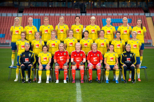 Sveriges damlandslag i fotboll poserar för en lagbild den 20 oktober 2015 i Göteborg. Bakre raden fr.v. Olivia Schough, Caroline Seger, Linda Sembrant, Amanda Ilestedt, Lotta Schelin, Nilla Fischer, Stina Blackstenius, Sofia Jakobsson, och Pauline Hammarlund. Mellanraden fr.v. Kosovare Asllani, Elin Rubensson, Jenny Hjohlman, Emma Berglund, Elin Landström, Lina Nilsson, Emilia Appelqvist och Petra Larsson. Främre raden fr.v. Förbundskapten Pia Sundhage, Josefin Johansson, målvakt Hilda Carlén, Hedvig Lindahl, målvakt Emelie Lundberg, Jessica Samuelsson och assisterande förbundskapten Lilie Persson.