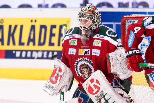 Frölundas målvakt Lars Johansson räddar ett skott
